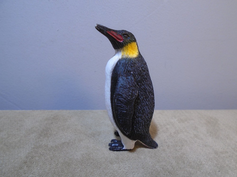 KING PENGUIN 2.75” FIGURE UNBRANDED (MA968)