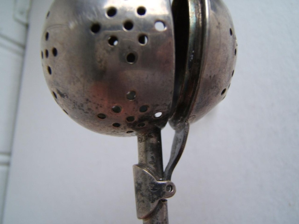 VINTAGE PAYE & BAKER P&B SHEFFIELD PUSH HANDLE TEA STRAINER