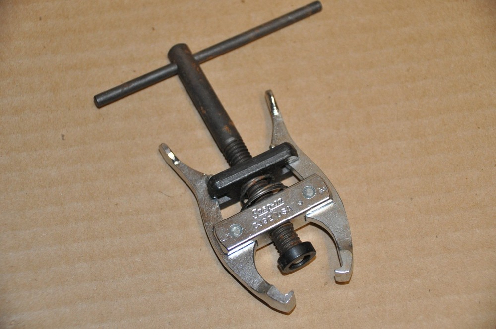 Snap On Tools Battery Terminal Puller Tool CJ92 (Battery Clamp Post Puller)