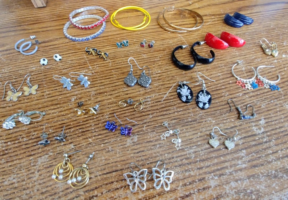 Assorted Earrings & Bracelets (set of 28 pieces)