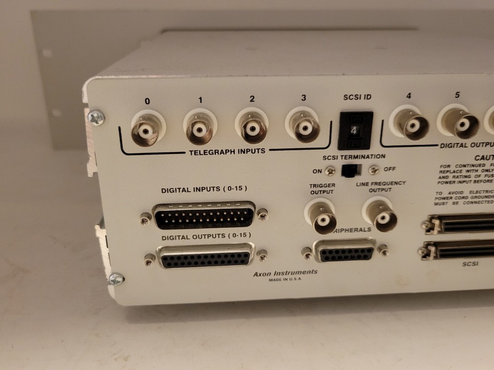 Axon Instruments Digidata 1322A 16-Bit Data Acquistion System-Powers On