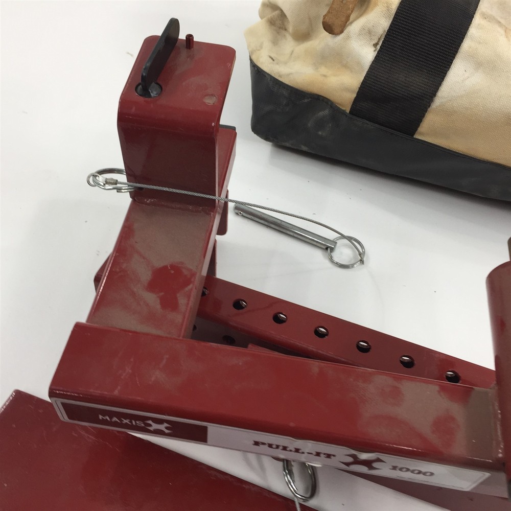 (1) Southwire MaxisJax Pull-It 1000 Frame With Carry Bag