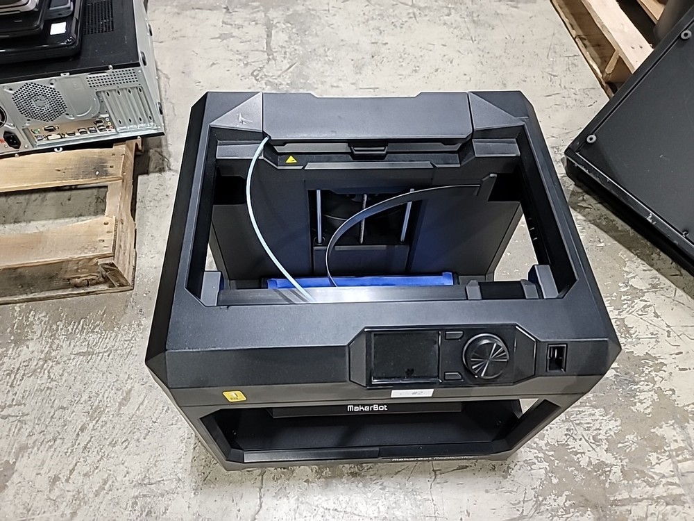 MAKERBOT Replicator + MP07825 Replicator 3D Printer
