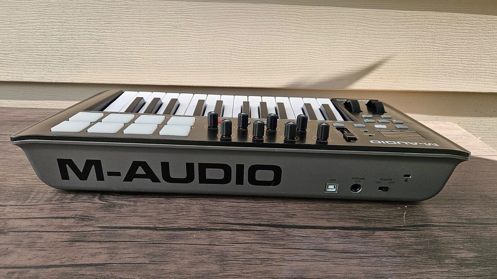 M-Audio Oxygen 25 Keyboard Controller (NO POWER ADAPTER) R2