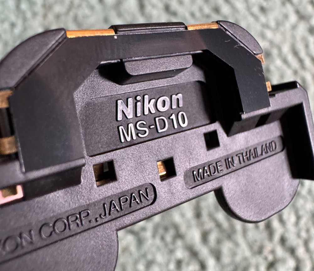 Nikon MS-D10 AA Battery Holder with case