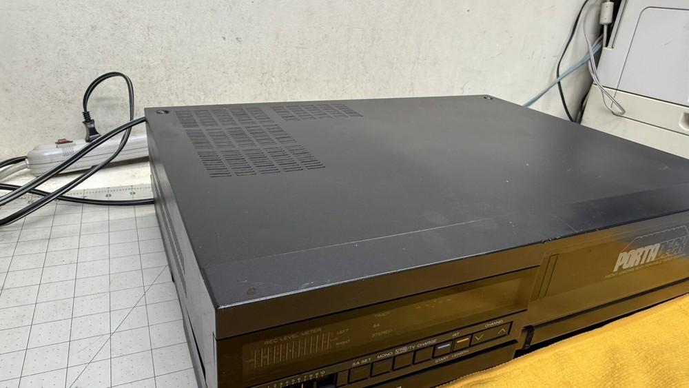 HITACHI VT-TU98A PORTADECK VIDEO SYSTEM TUNER ONLY POWERS ON - REST UNTESTED 🔥