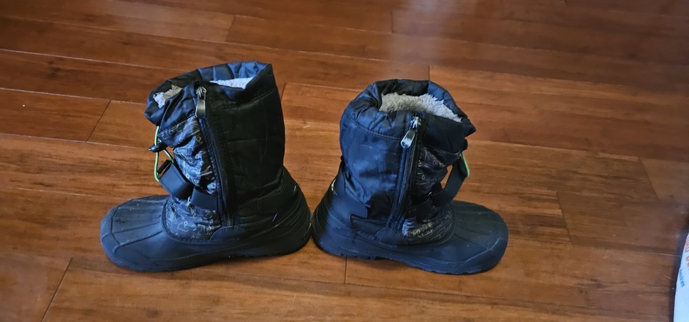 Boys Size 5 Snow Boots Euc