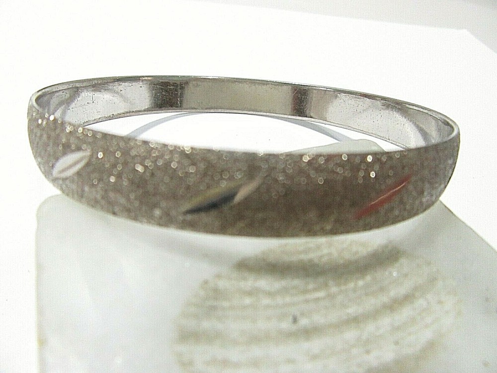 GLITTERY AND SHINY TEXTURED BANGLE BRACELET