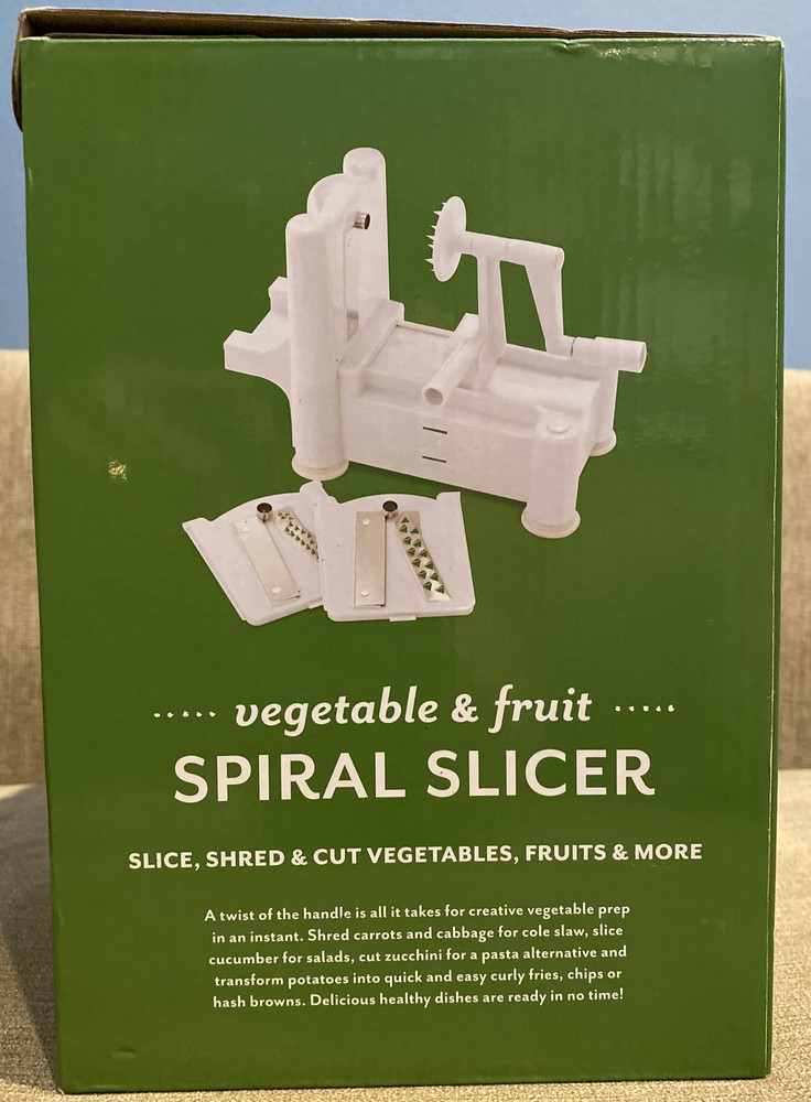 sur la table Vegetable & Fruit Spiral Slicer, Slice, Shred & Cut