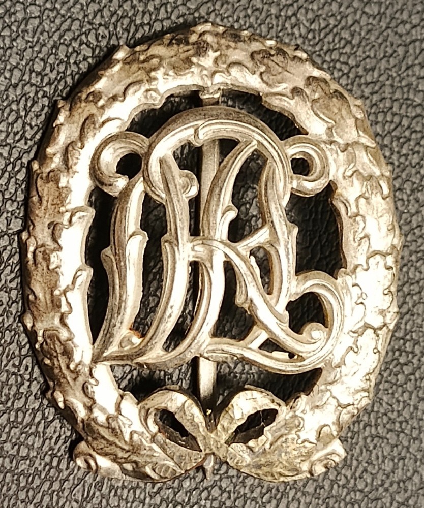 A badge DRL in silver