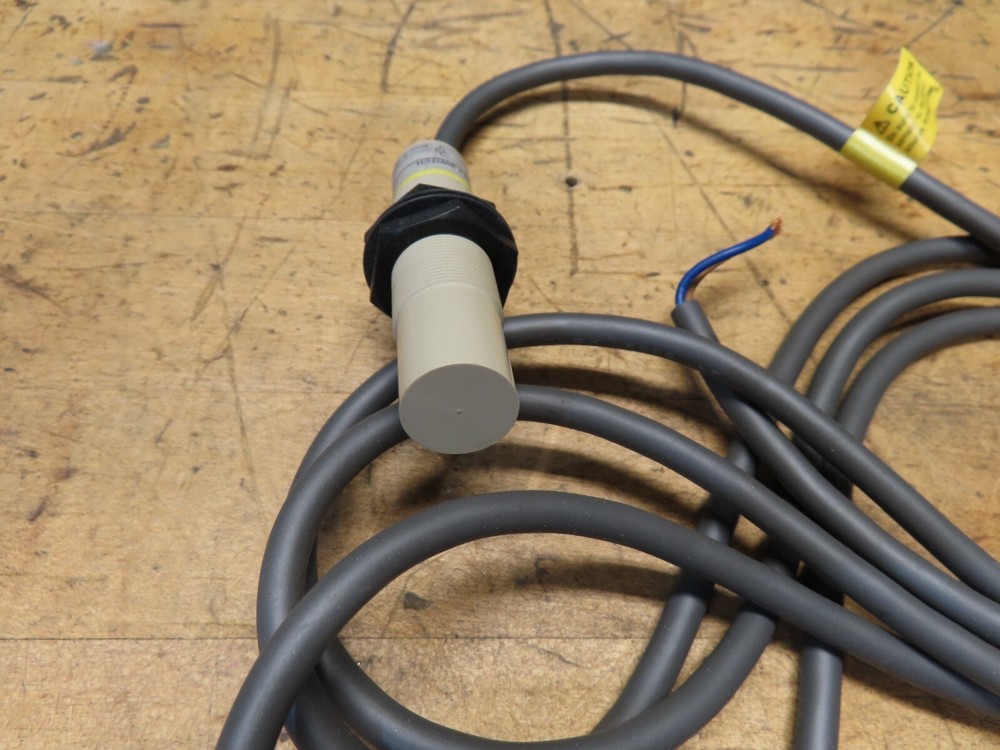 New Omron E2K-X8MY1 Capacitive Proximity Switch (@D24)