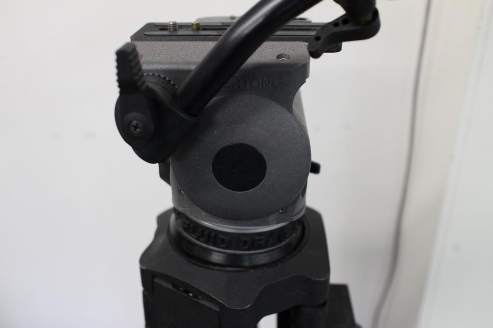 Cartoni Focus Fluid Head and tripod stand