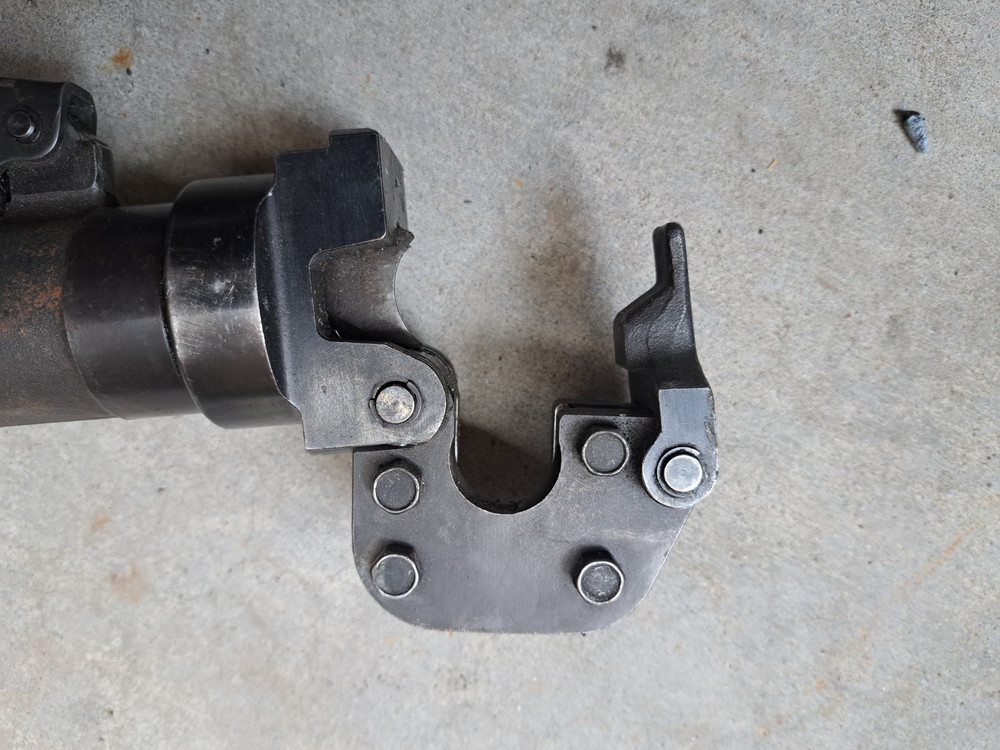 HUSKIE TOOLS S-20 Hydraulic Cutter with 20mm Jaws