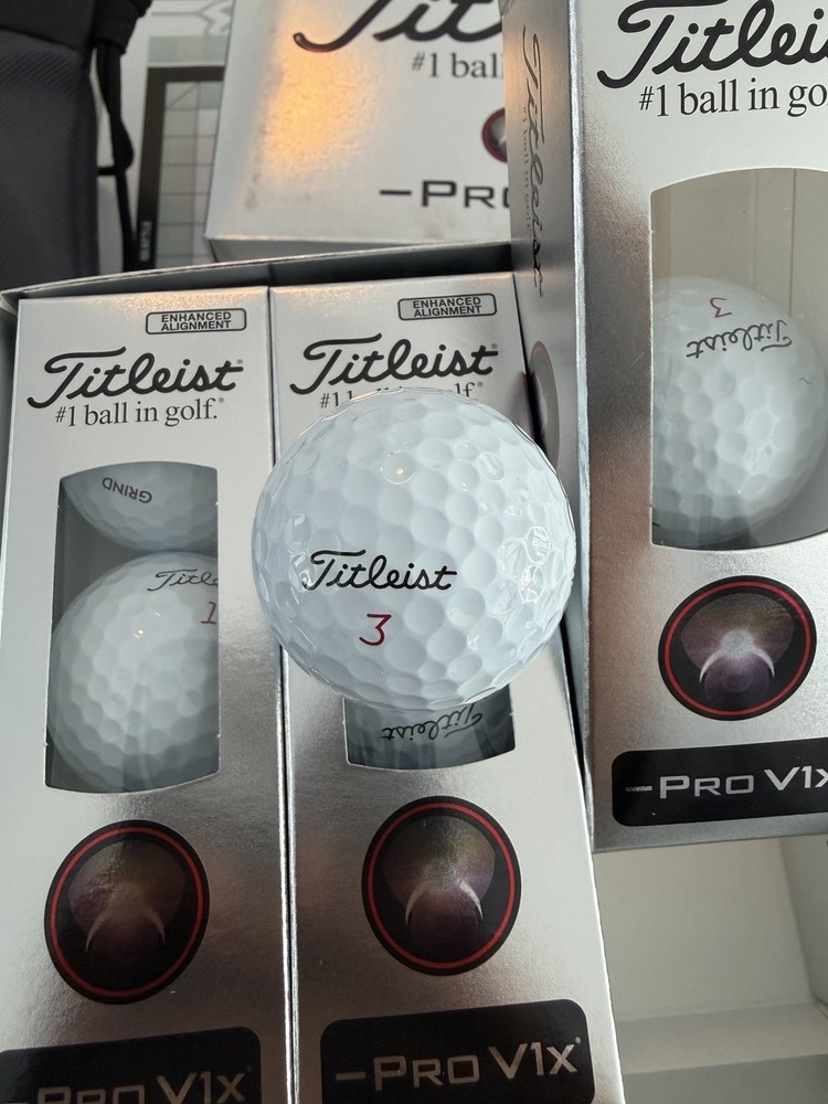 TITLEIST PRO V1X LEFT DASH WHITE ENHANCED ALIGNMENT GOLF BALL DOZEN