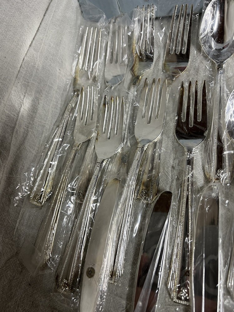 VTG. 20-PC. SILVER PLATED FLATWARE SET 4-PLACE SETTINGS REGENT SQUARE SEALED