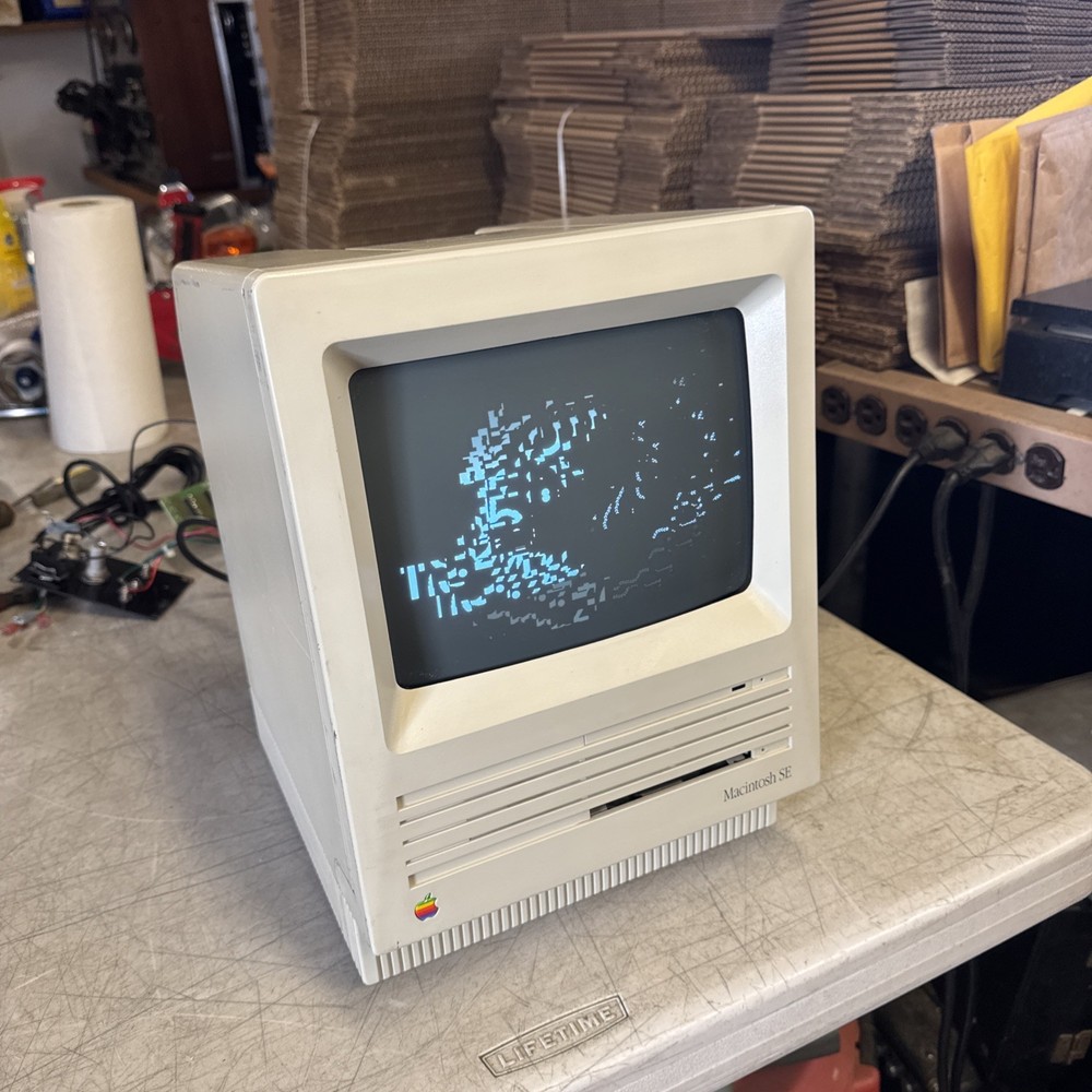 1986 Macintosh SE M0511 Powers on and working -