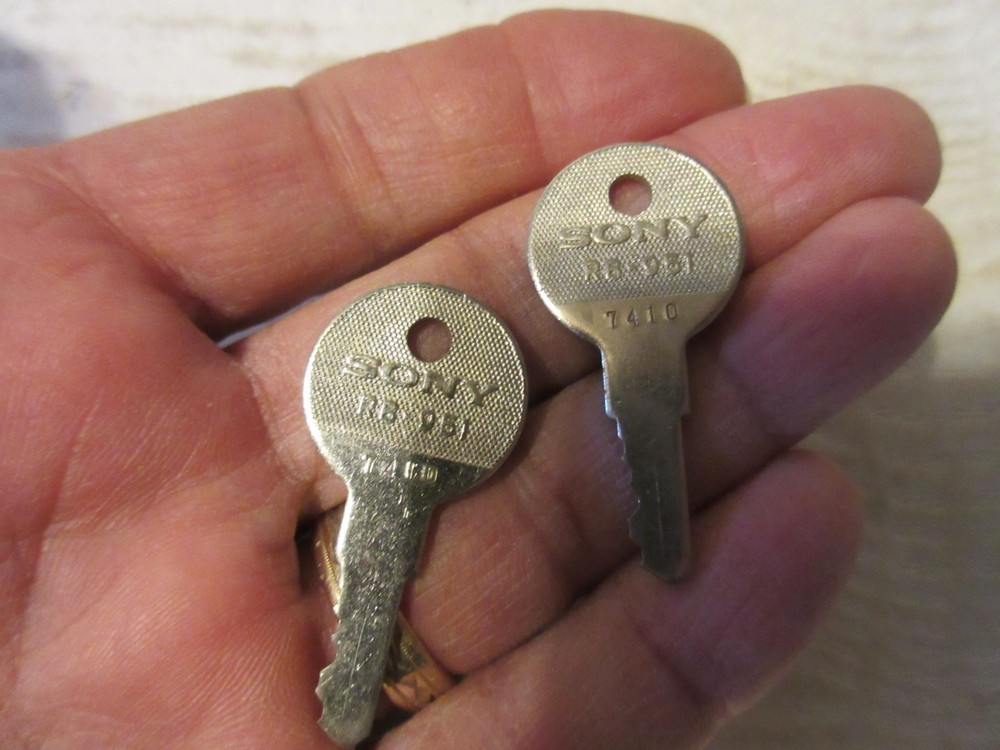 VINTAGE SONY KEYS LOCK