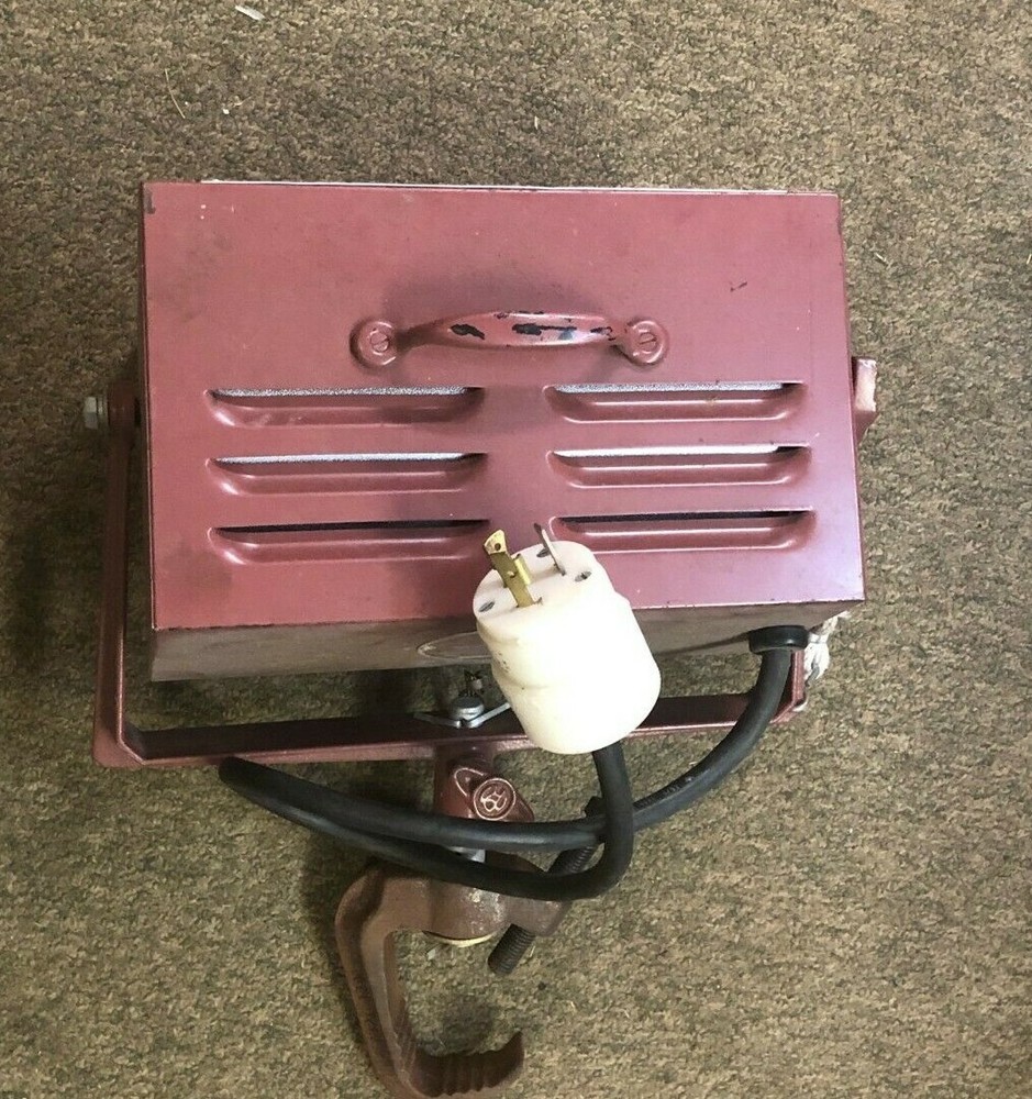 Mole-Richardson TYPE 3211 MOLEQUARTZ BROAD 1000W Reflector Light