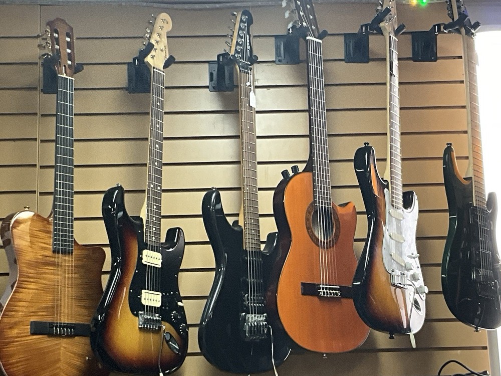 Hohner HAG 21 professional level thin solid body classical-electric guitar /case
