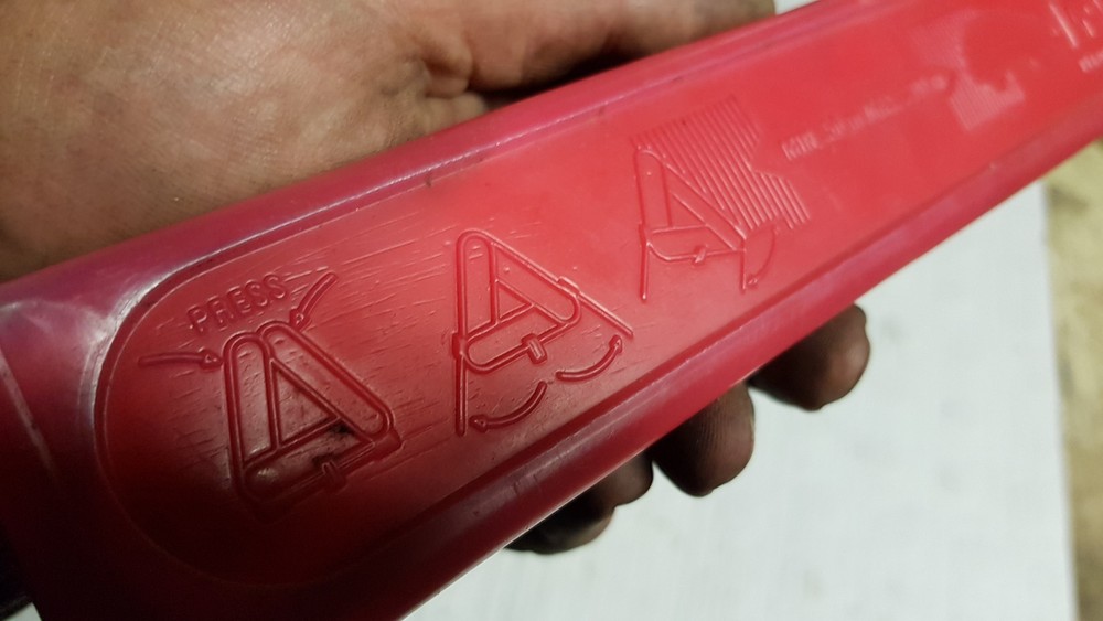 27R030302 warning triangle with plastic sleeve