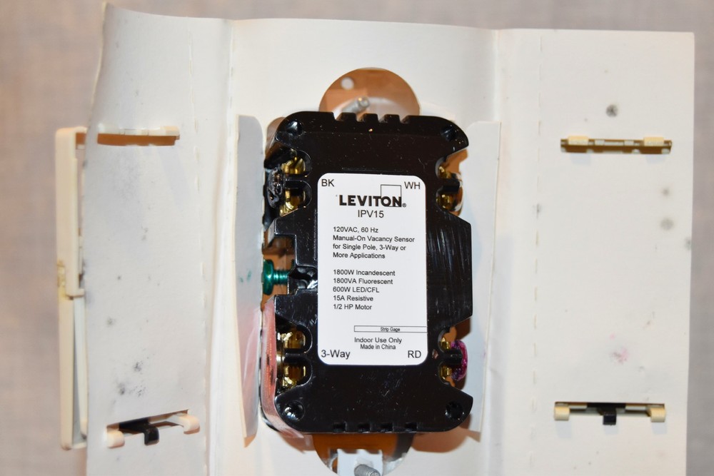 LEVITON Decora Vacancy Motion Sensor In-Wall Switch WHITE, Manual-On, 15A (B10