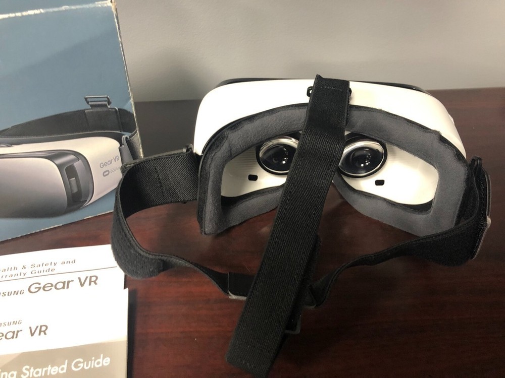 Samsung Gear VR Oculus Virtual Reality Headset for Note5/ S6/ S7/ Edge White