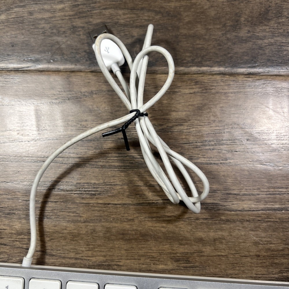 Apple A1243 Wired USB Slim Keyboard