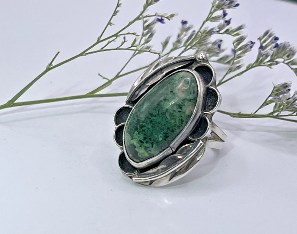 Sterling Silver Green Stone w/ Feathers Ring Sz 7