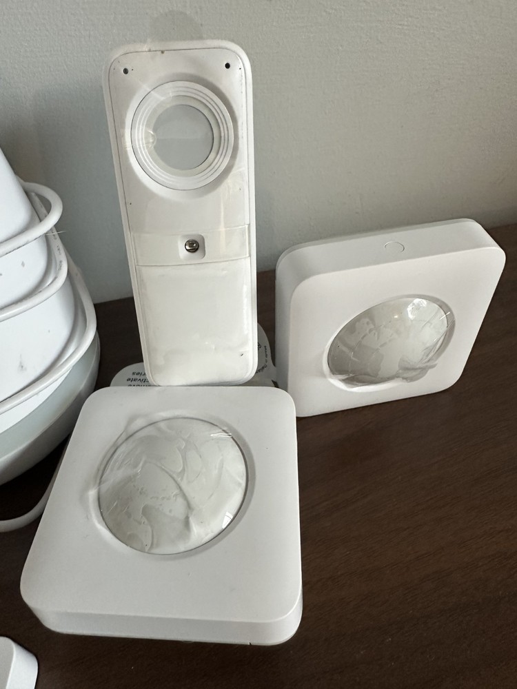 Simplisafe Security System - Keypad, (2) Motion Dectors, Camera and Door Sensor