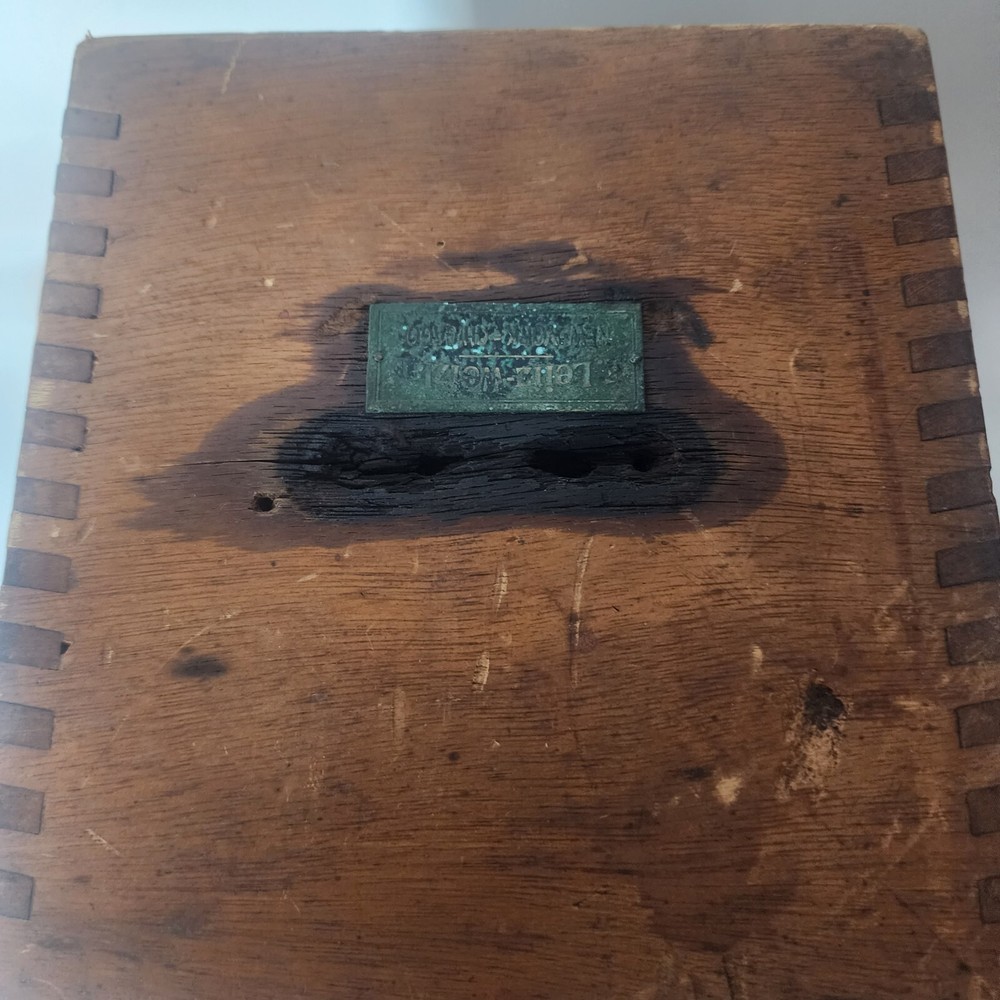 E LEITZ WETZLAR MICROSCOPE OBJECTIVE INSPECTION VIEWING STAND BASE HOLDER CASE