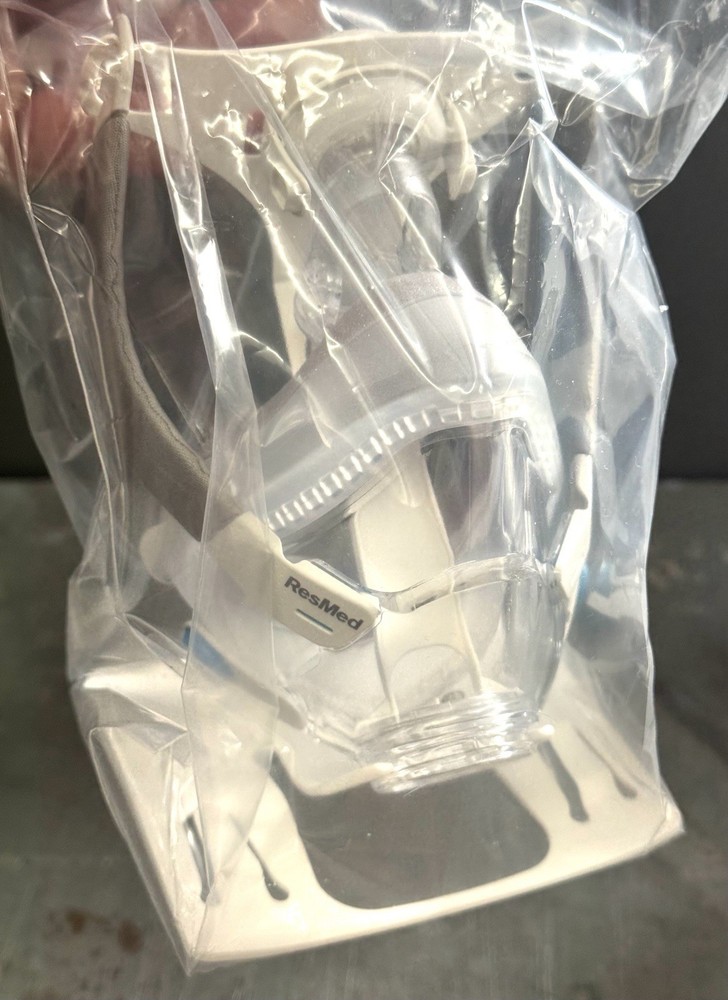 NIB RESMED AIRTOUCH F20 Medium Cushion Frame System Model 63022
