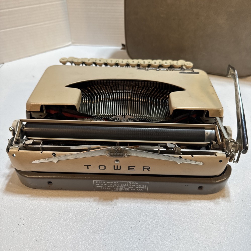 Typewriter Tower Chieftain III Beige Sears Model 871.1000 w/ Case