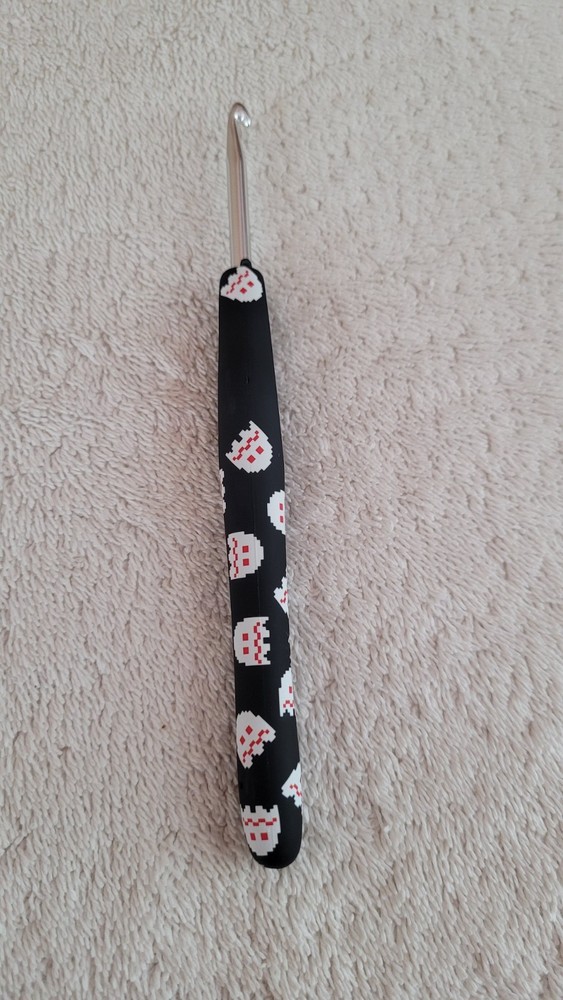 Preowned Pac-Man White Ghost Wooble Ergonomic Crochet Hook