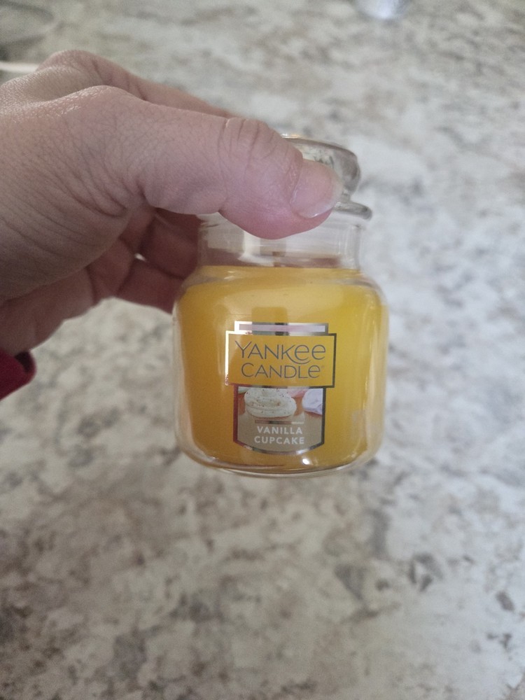 Yankee Candle Vanilla Cupcake 3.7 oz