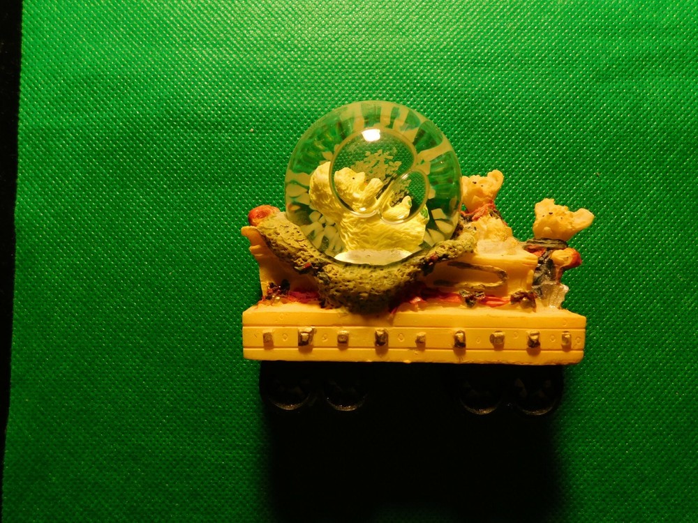 BEARS ON A TRAIN GLOBE FIGURINE! c463UXX