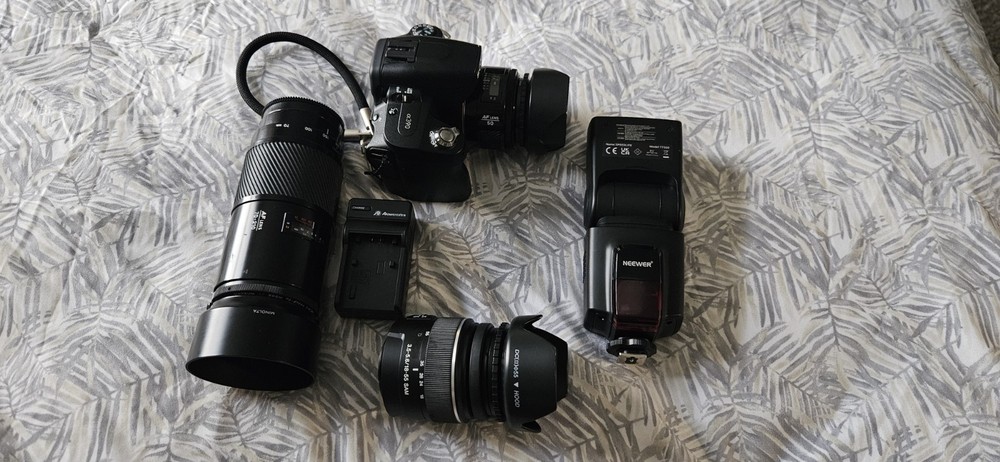 Sony α390 Camera Bundle with Minolta Lenses, Neewer TT560 Flash, Charger