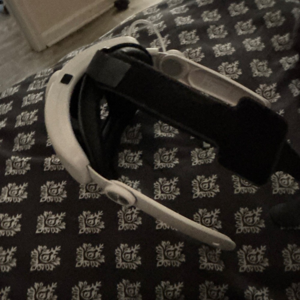 Meta Quest 2 Standalone VR Headset White Plastic Construction Model Quest 2