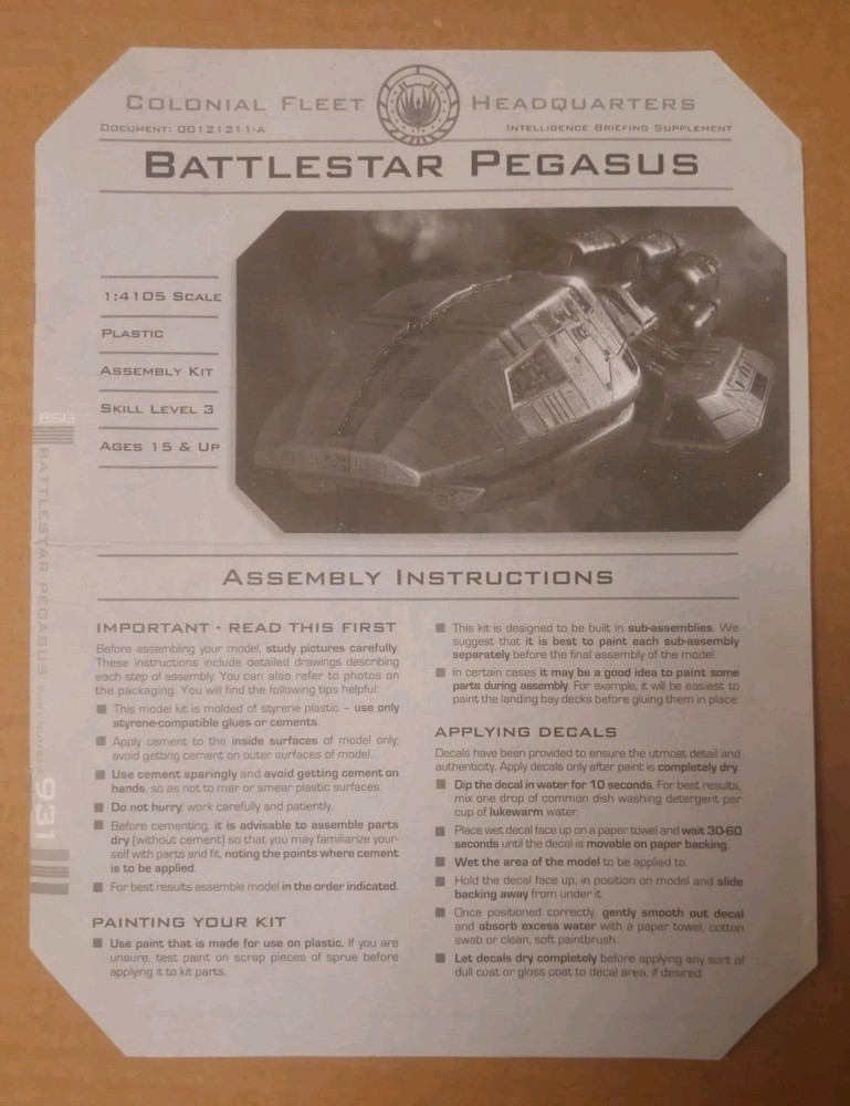 Moebius Models Battlestar Galactica Pegasus 1/4105 Scale Model Kit Open Box