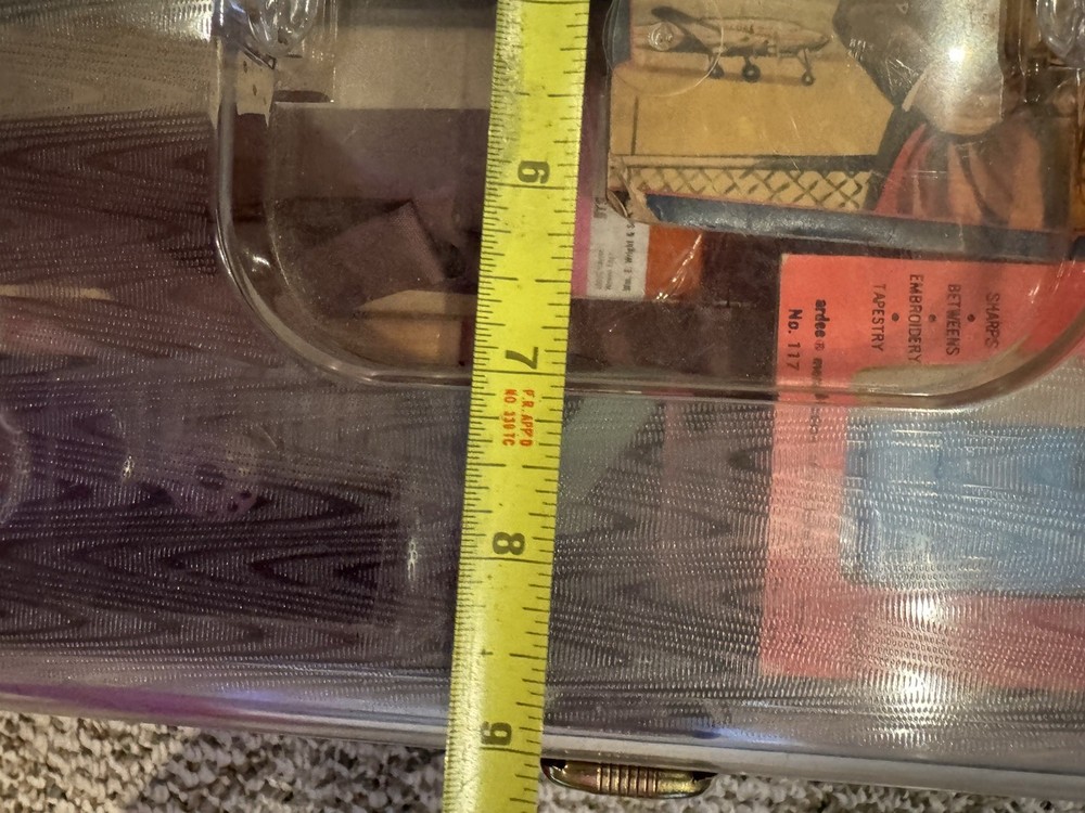 Vintage sewing box, various items , see pics