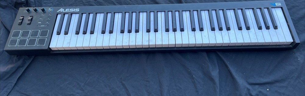 Alesis V61 - 61 Key USB MIDI Keyboard Controller with 8 Backlit Pads ( Untested