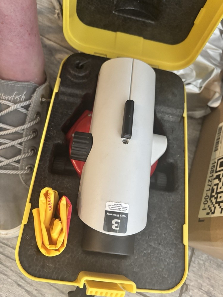 Leica Geosystems NA730 Plus 30X Auto Leveling Tool with Case
