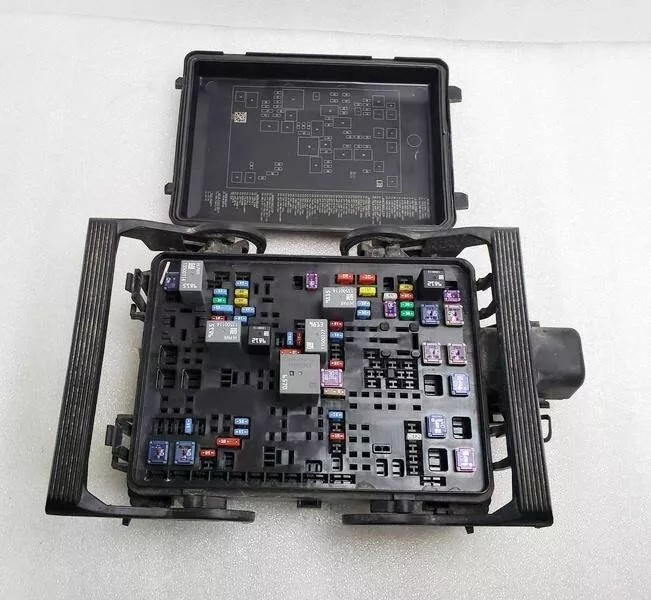 2014-2016 GMC Sierra 1500 Pickup Engine Fuse Box