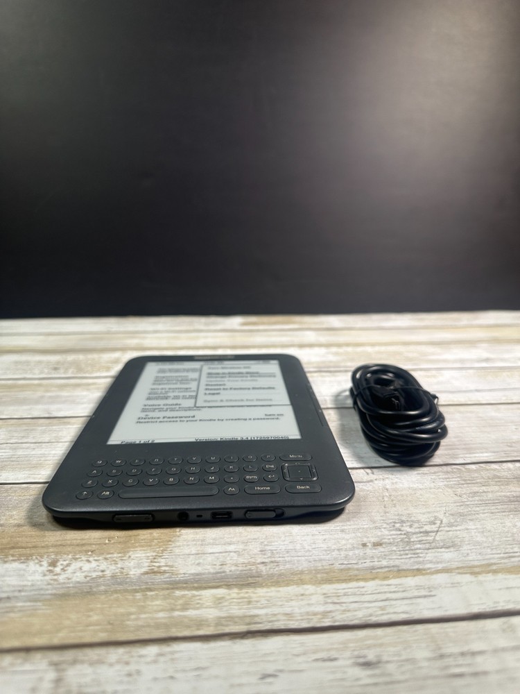 Amazon Kindle Keyboard 3rd Gen D00901 Bundle w/New Battery Works read!