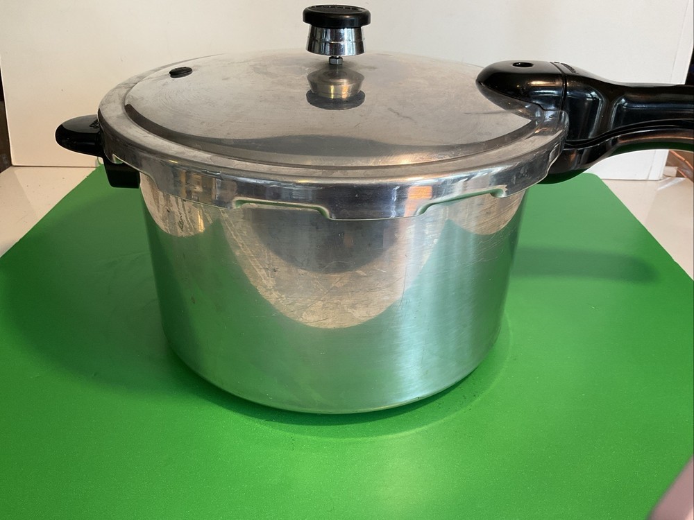 Vintage Presto Model 01282 8-Quart Pressure Cooker