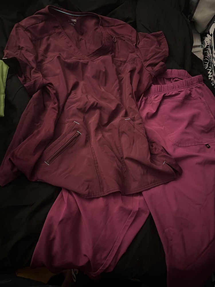 Fuchsia scrub top set! 💜