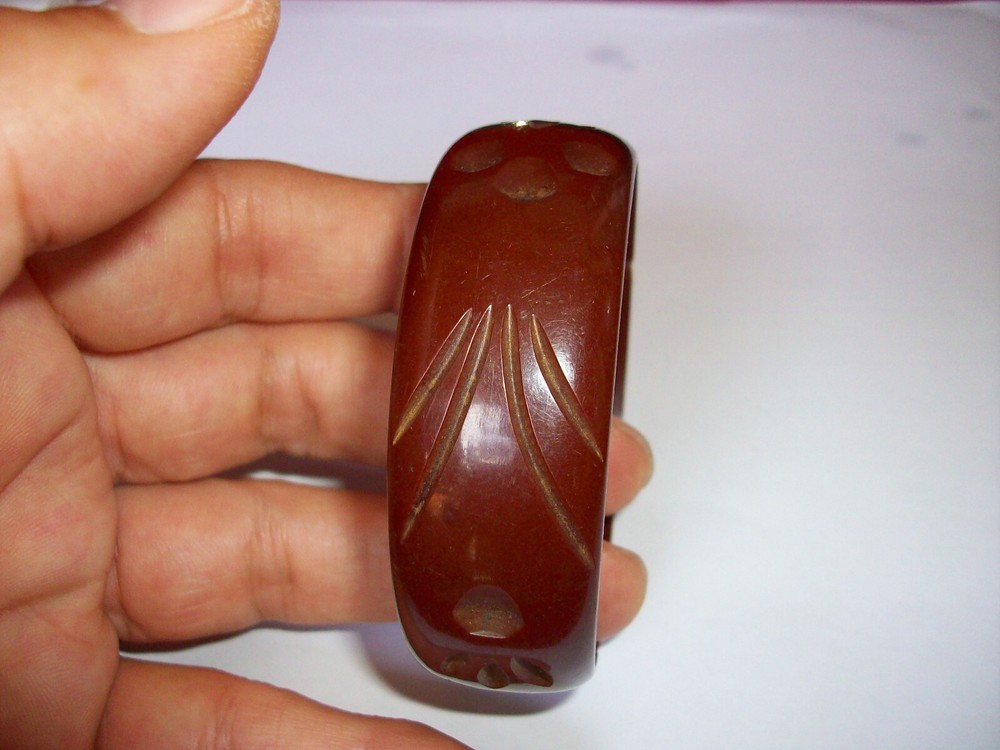 VINTAGE CARVED BAKELITE BANGLE, BRACELET SIMICHROME TESTED