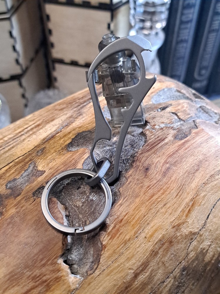 EDC TITANIUM MULTI-TOOL CARABINER KEYCHAIN