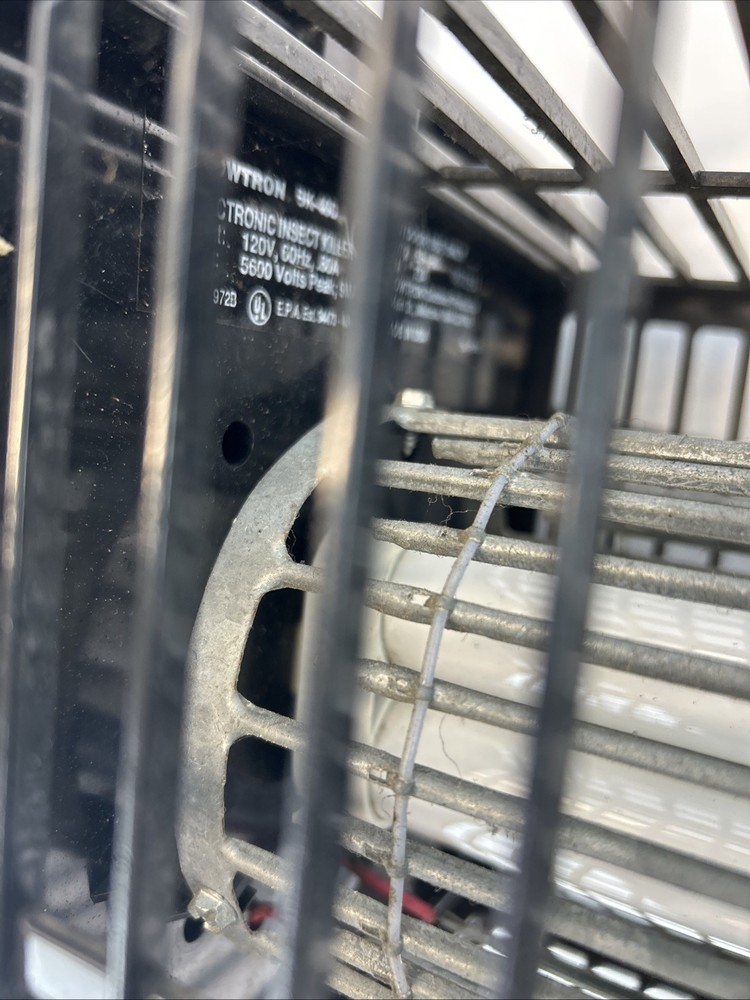 Flowtron BK 40D Bug Zapper 1 Acre Coverage 40W Bulb 5600V Grid Works Great