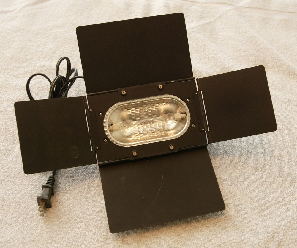 ACME Quartz Studio Lite Light - Model 710SL - tested with barn doors 110 powered