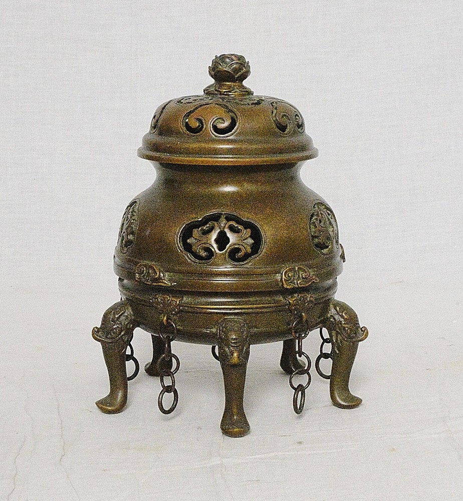 Chinese  Bronze  Incense  Burner  With  Studio  Mark      M3755